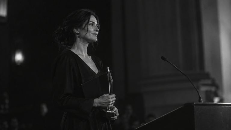 Escritora recibiendo un premio de un certamen literario